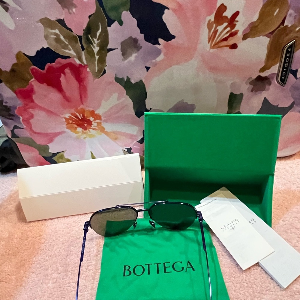 Authentic Bottega Veneta
BV1046S Sunglasses - Picture 7 of 14